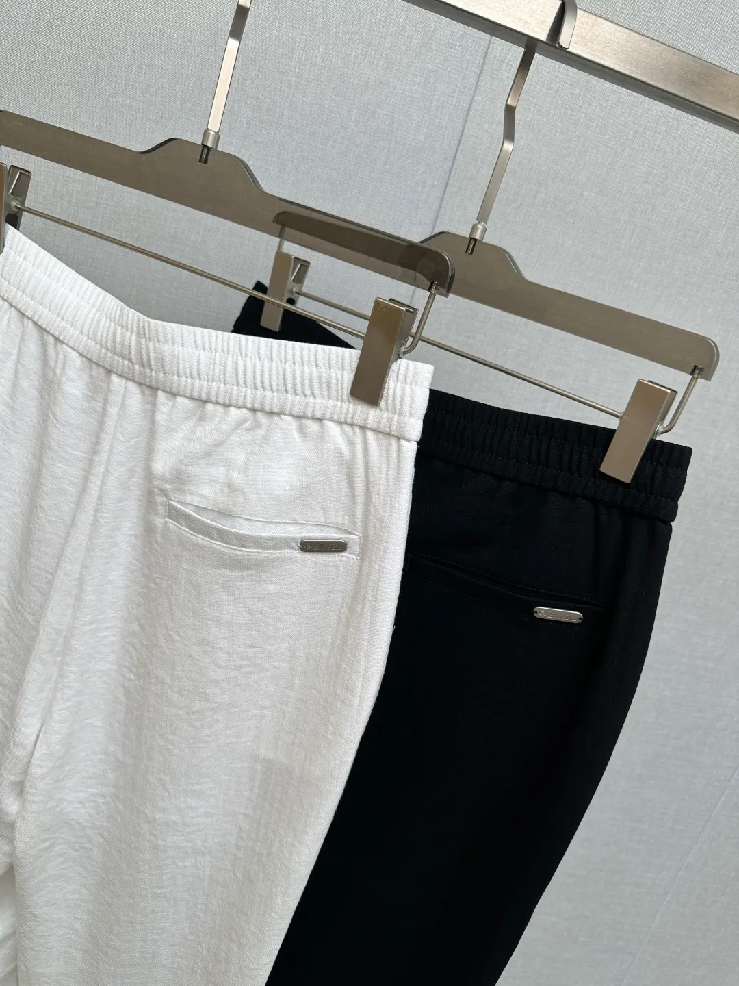 Lp* fitted version 2026 spring and summer silk linen casual pants, with Classic simplicity as the main tone, cleverly integrated with counter hardware and accessories elements, breaking the monotony of traditional casual pants and highlighting individuality and uninhibitedness. The three-dimensional tailoring fits the body shape and the design is neat and stylish, easily elongating the leg lines and creating a casual and casual style. The high-quality fabric is Wear-Resistant, breathable and comfortable, suitable for daily outings or light outdoor scenes. The detailed webbing embellishment adds a fashionable texture and can be easily controlled. It is an indispensable fashion item in the autumn and winter transition seasons. On sale in stock M—4XL